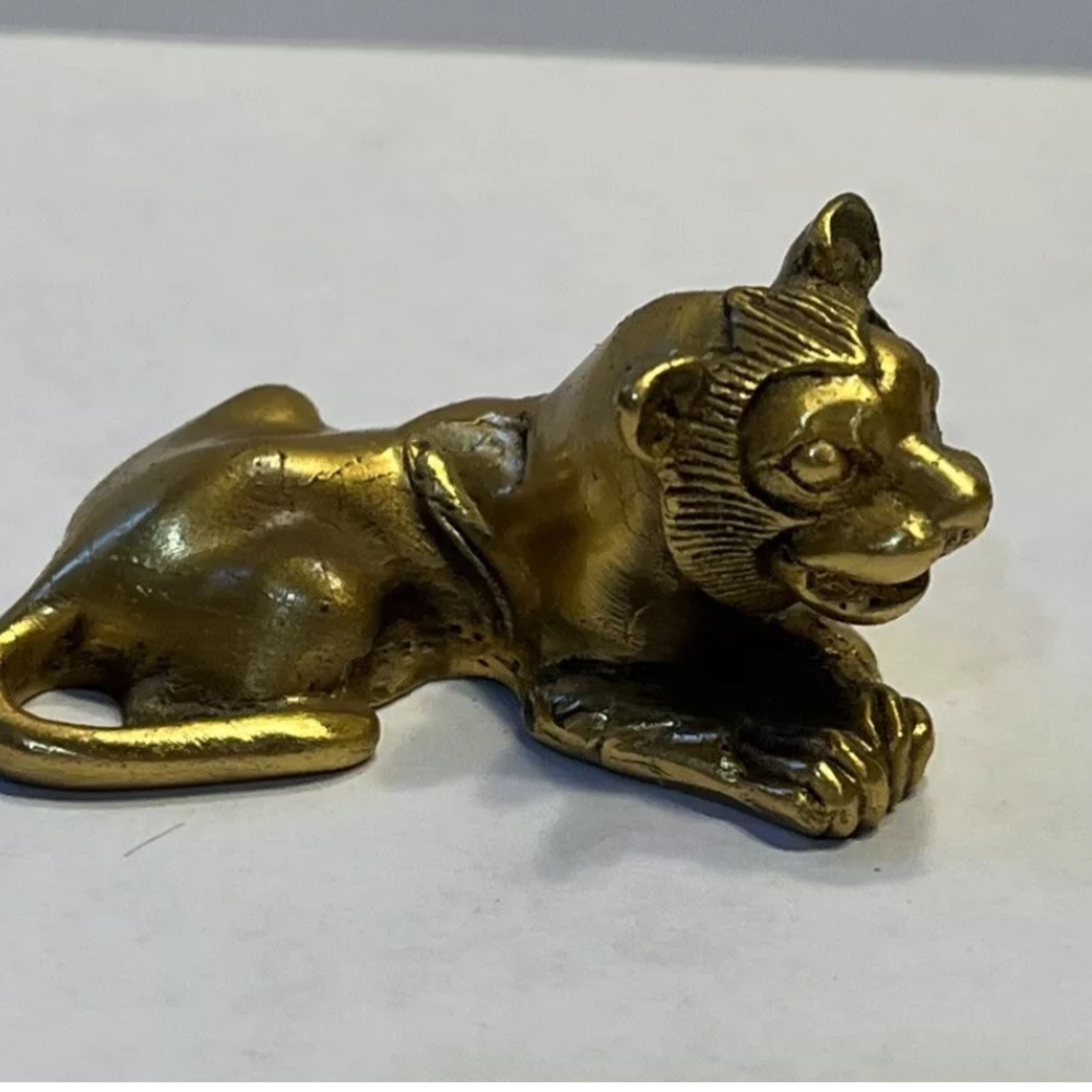Metropolitan Museum of Art Gold plated Lion Figurine © MMA 1990
